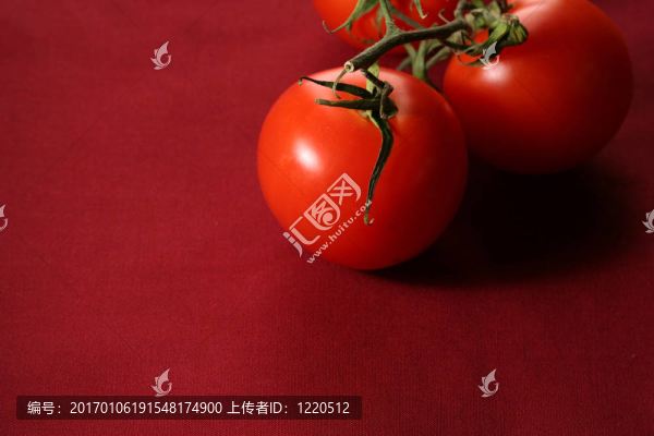 紅色背景上的西紅柿