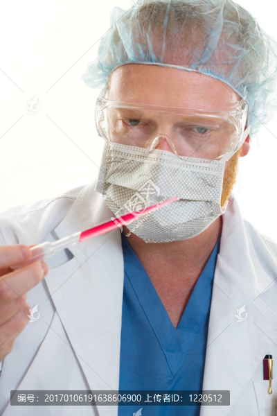 男子拿著吸管