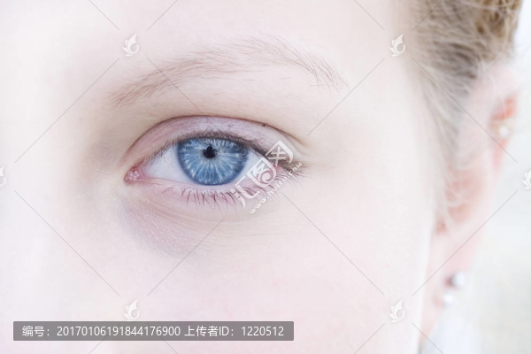 藍(lán)眼睛的女人