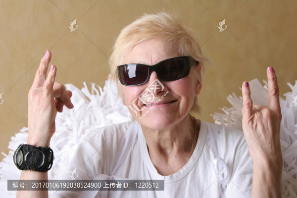 黑眼鏡的女人
