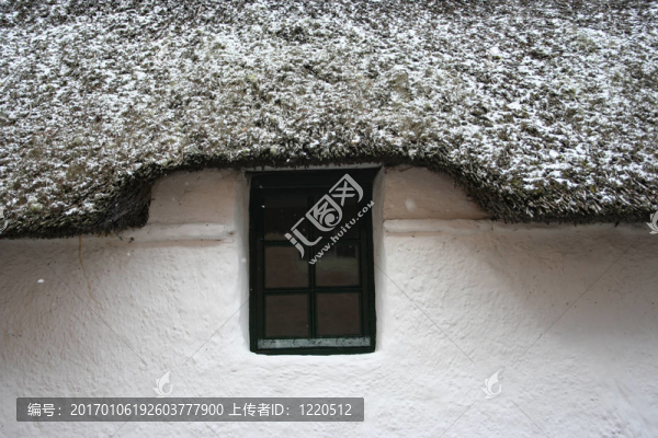 白雪覆蓋的茅草小屋