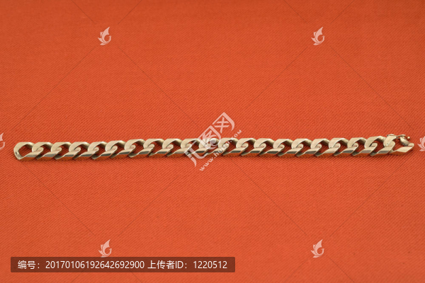 珠寶018金手鐲紅色背景