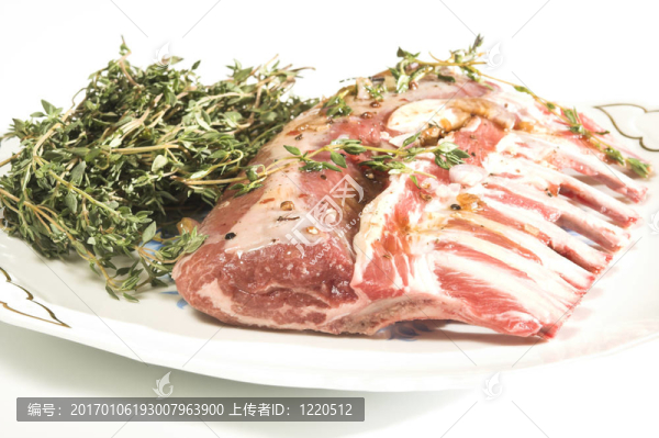 白色近白色的羔羊肋