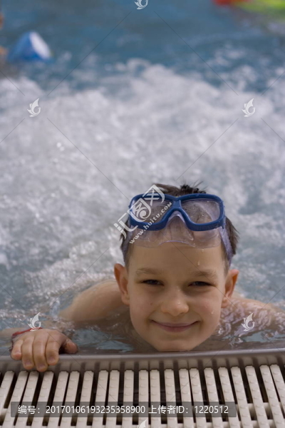 男孩在按摩浴缸