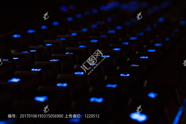 藍(lán)色的霓虹燈的鍵盤(pán)