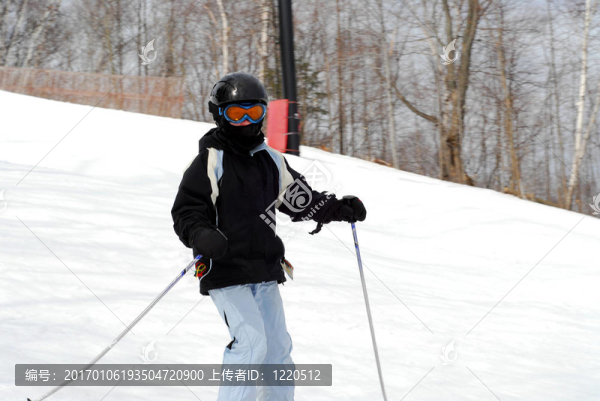 兒童滑雪下山