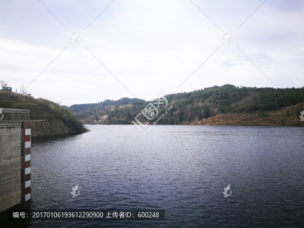 湖泊水面