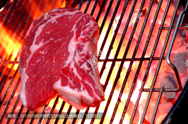 烤肉架上的牛排