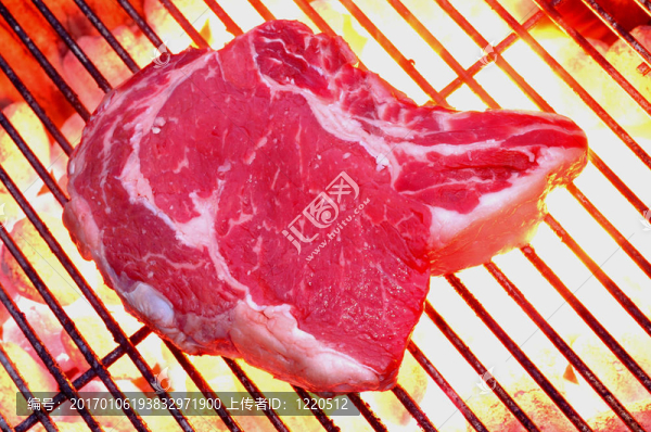 烤肉架上的牛排