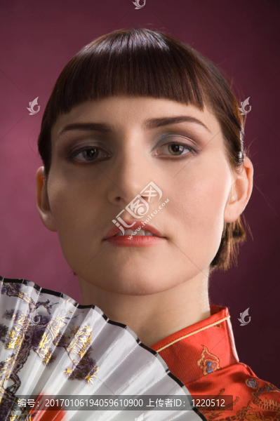 帶著扇子的女孩。