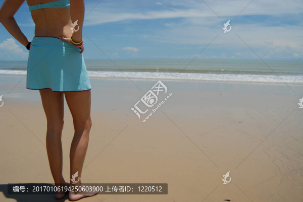 美麗高大的黑發(fā)女人在海灘上，在熱帶地區(qū)的照片