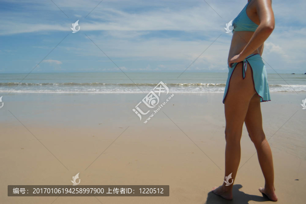 美麗高大的黑發(fā)女人在海灘上，在熱帶地區(qū)的照片