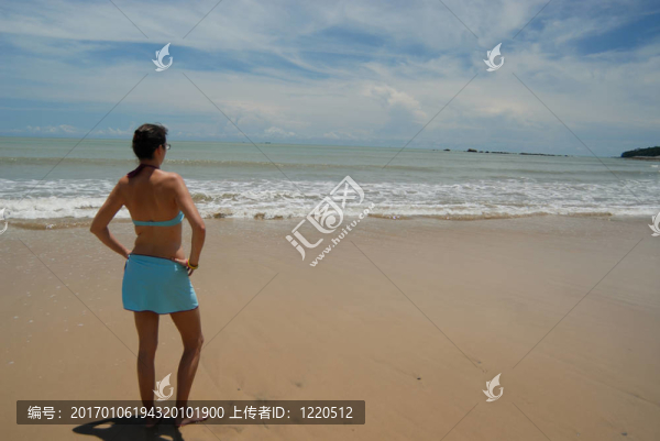 美麗高大的黑發(fā)女人在海灘上，在熱帶地區(qū)的照片