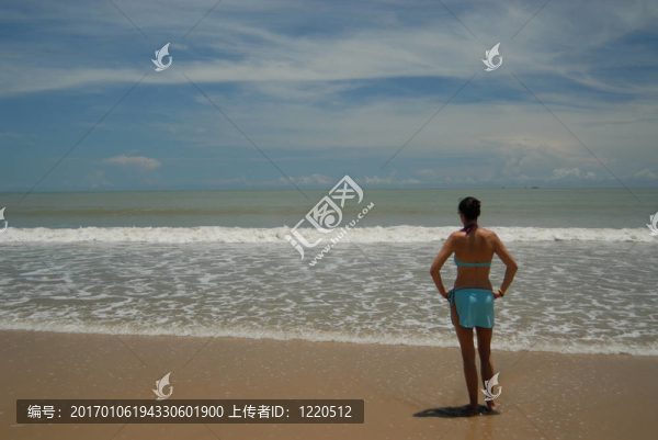 美麗高大的黑發(fā)女人在海灘上，在熱帶地區(qū)的照片