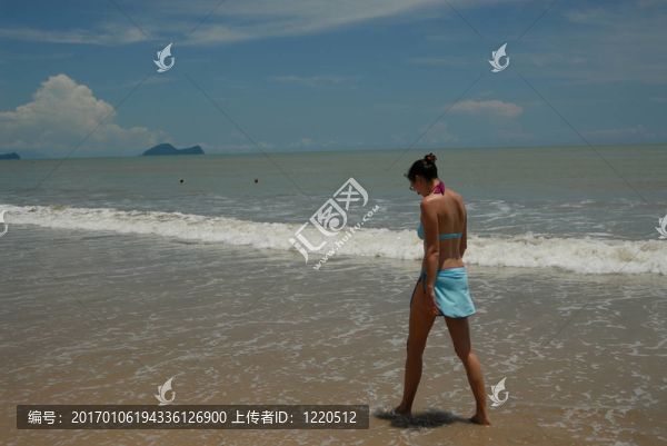 美麗高大的黑發(fā)女人在海灘上，在熱帶地區(qū)的照片