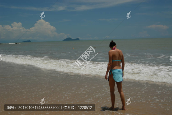 美麗高大的黑發(fā)女人在海灘上，在熱帶地區(qū)的照片