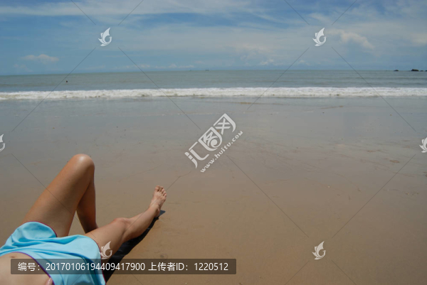 美麗高大的黑發(fā)女人在海灘上，在熱帶地區(qū)的照片