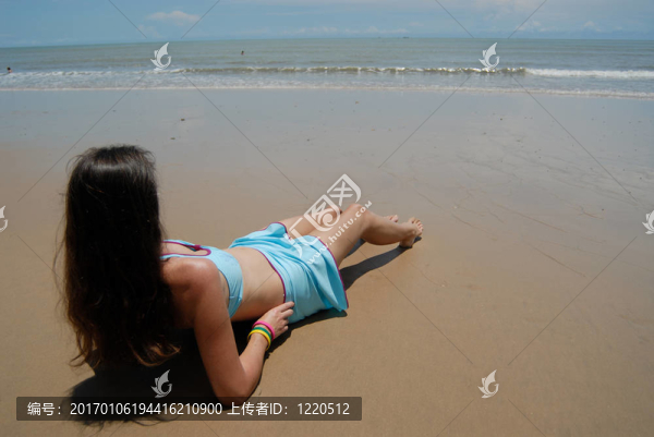 美麗高大的黑發(fā)女人在海灘上，在熱帶地區(qū)的照片