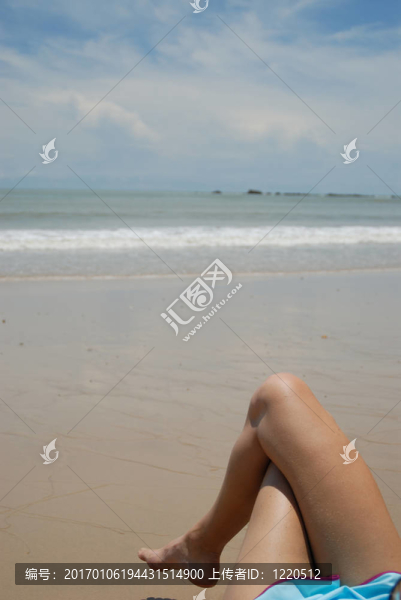 美麗高大的黑發(fā)女人在海灘上，在熱帶地區(qū)的照片