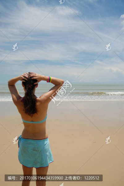 美麗高大的黑發(fā)女人在海灘上，在熱帶地區(qū)的照片