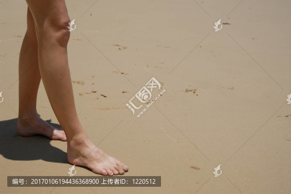 美麗高大的黑發(fā)女人在海灘上，在熱帶地區(qū)的照片