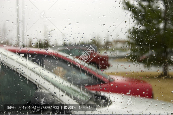 擋風(fēng)玻璃上的雨滴