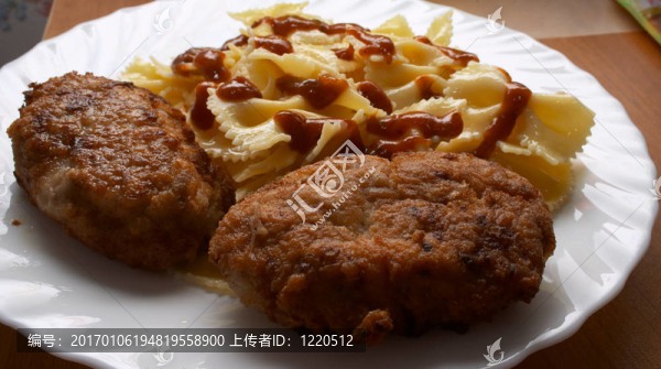 面條和炸肉餅