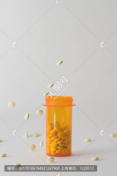 藥丸落入和周圍藥瓶版本3