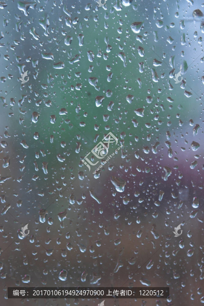 窗玻璃背景上的雨滴