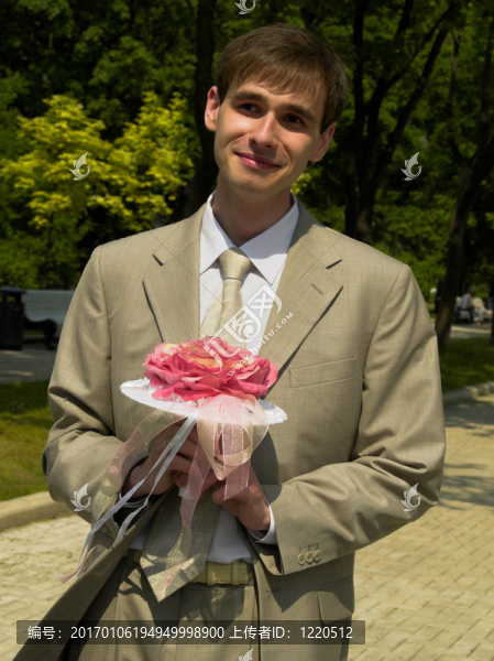 花束的男人