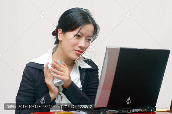 女員工