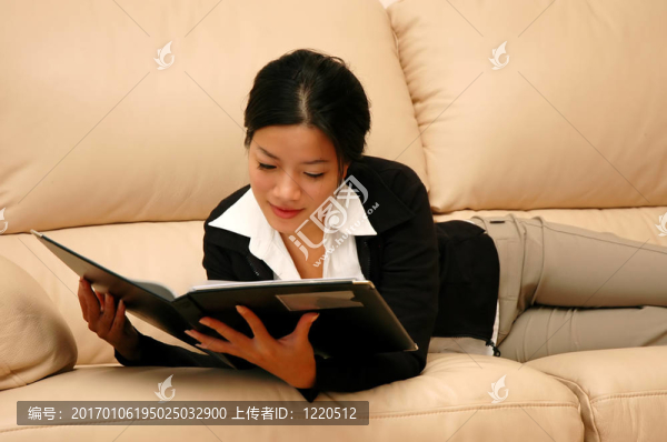 女人通過一份報告