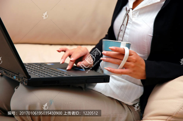 手與杯特寫