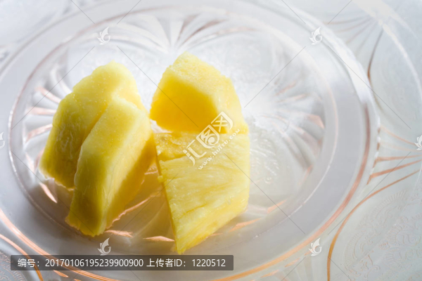 粉紅凹陷玻璃上的菠蘿