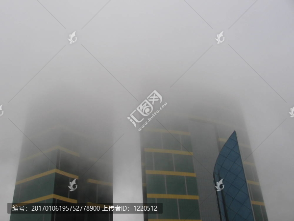 霧中的塔；與