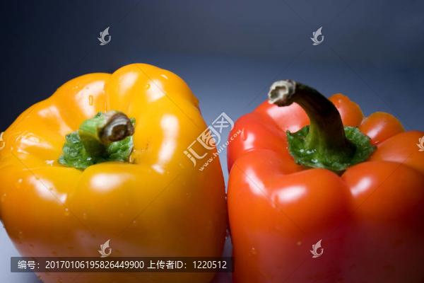 孤立的橙色和黃色的辣椒