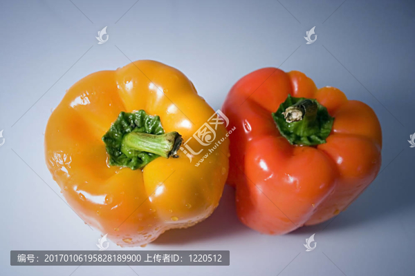 孤立的橙色和黃色的辣椒