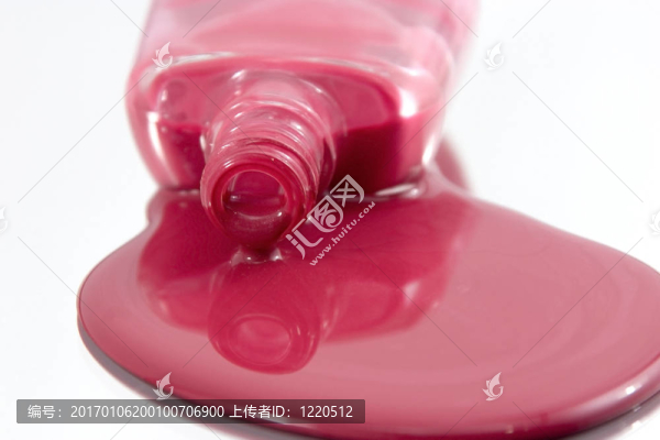 濺在鏡子上的指甲油
