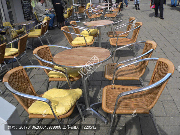 孤獨(dú)的椅子-匯圖網(wǎng) www.fosd68.com 孤獨(dú)的椅子