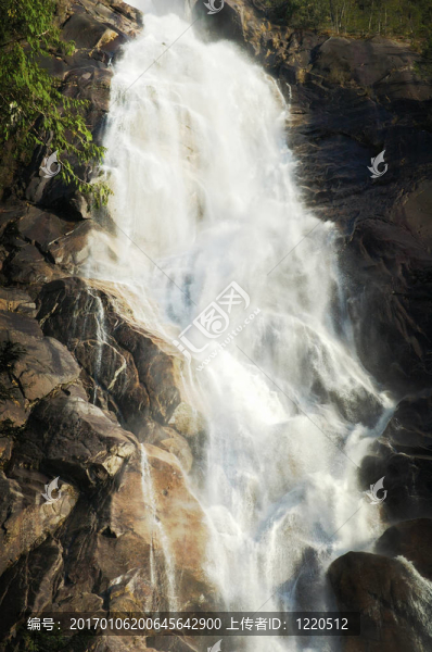 一個(gè)巖石景觀瀑布特寫-匯圖網(wǎng) www.fosd68.com 一個(gè)巖石景觀瀑布特寫