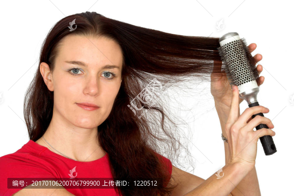 美麗的女性模特梳理她的頭發(fā)