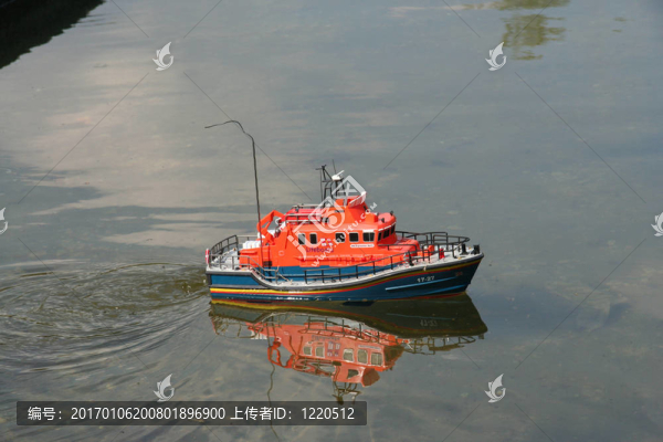 船。船。浮。在水上。