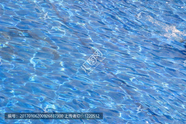 藍(lán)色的池水