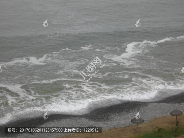 沉悶的海灘上的一天