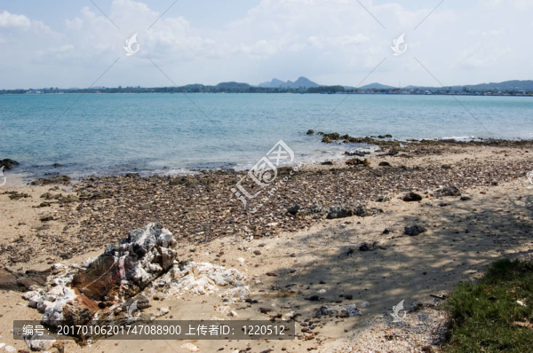 有許多巖石的海灘
