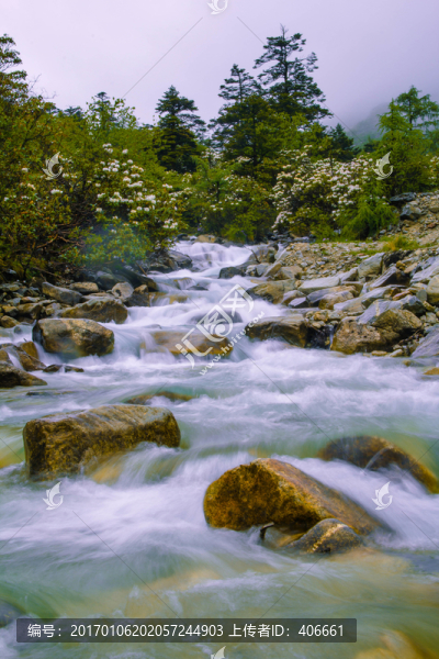 瀑布溪流
