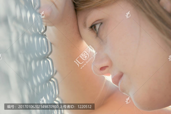 女孩靠著籬笆
