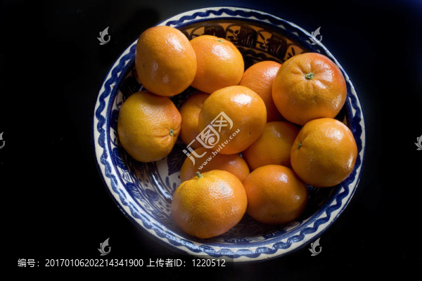 藍碗里的橙子