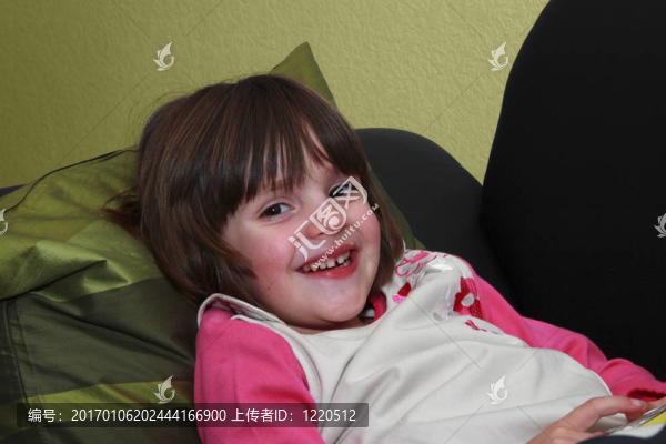 年輕的孩子躺在笑著