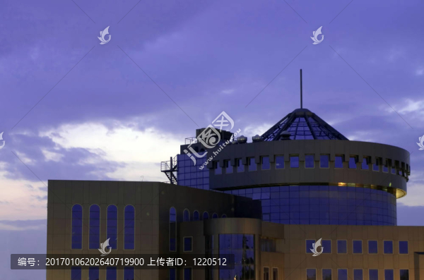建筑和紫色的天空